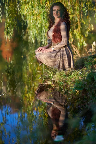 湖のそばの美しい白人女性 柳の木 秋の肖像画 — ストック写真