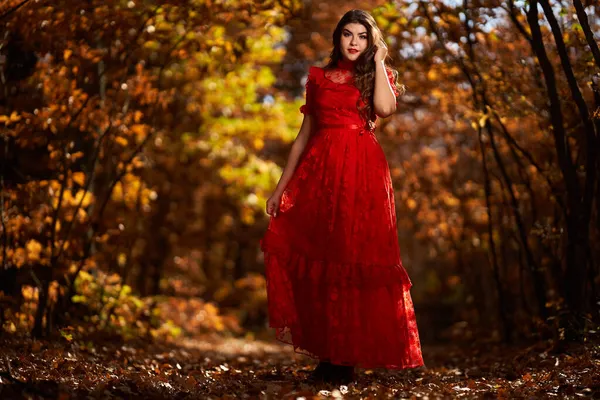 Retrato Glamouroso Comprimento Total Uma Bela Jovem Vestido Vermelho Floresta — Fotografia de Stock