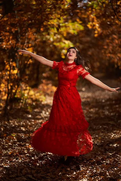 Retrato Glamoroso Larga Duración Una Hermosa Joven Vestida Rojo Bailando — Foto de Stock