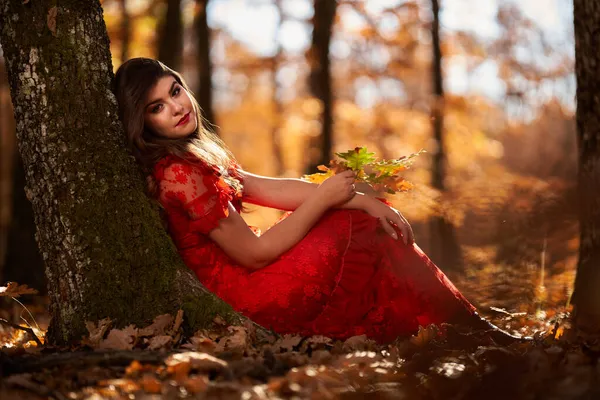 Retrato Glamouroso Comprimento Total Uma Bela Jovem Vestido Vermelho Floresta — Fotografia de Stock