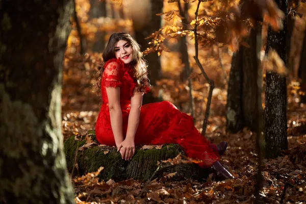 Retrato Glamouroso Comprimento Total Uma Bela Jovem Vestido Vermelho Floresta — Fotografia de Stock