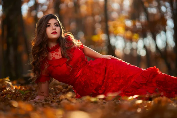 Retrato Glamouroso Comprimento Total Uma Bela Jovem Vestido Vermelho Floresta — Fotografia de Stock