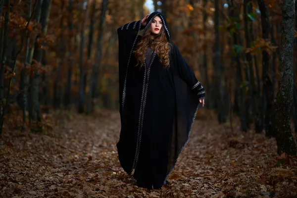 Νεαρή Γυναίκα Μαύρο Φόρεμα Κουκούλα Στο Δάσος Βελανιδιάς — Φωτογραφία Αρχείου