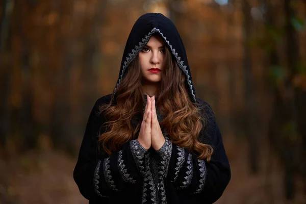 Jeune Femme Robe Noire Avec Capuche Dans Forêt Chênes — Photo