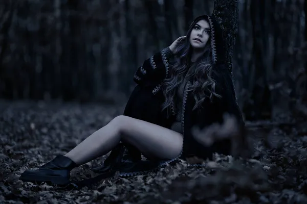 森の中の黒いフード付きのドレスの美しい女性の真夜中の肖像画 — ストック写真
