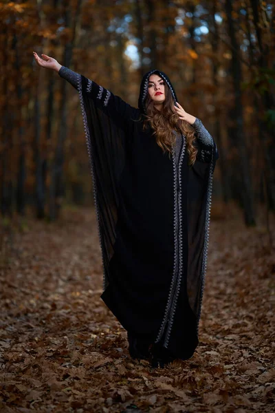 Jovem Mulher Vestido Preto Com Capuz Floresta Carvalho — Fotografia de Stock