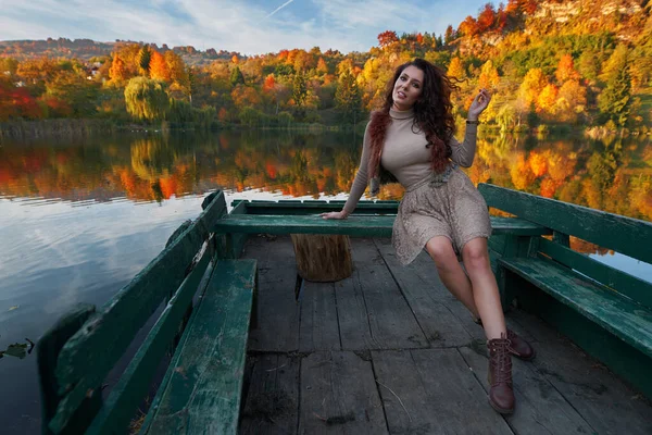 Modelo Moda Bonita Sentado Molhe Levando Lago Cercado Por Florestas — Fotografia de Stock