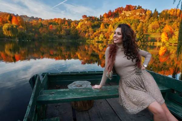 Schöne Mode Modell Sitzt Auf Einem Steg Der Einen See — Stockfoto