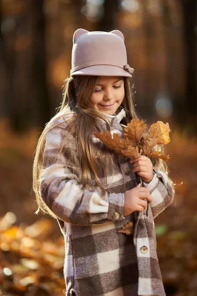 カラフルなオークの森の中で11月下旬に若い女の子の候補肖像画 — ストック写真