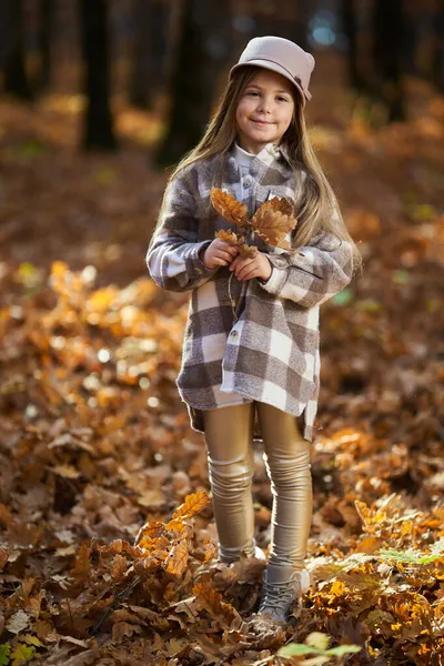 Retrato Franco Una Niña Finales Noviembre Colorido Bosque Robles —  Fotos de Stock