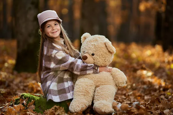 Portrait Franc Une Jeune Fille Jouant Avec Son Jouet Ours — Photo