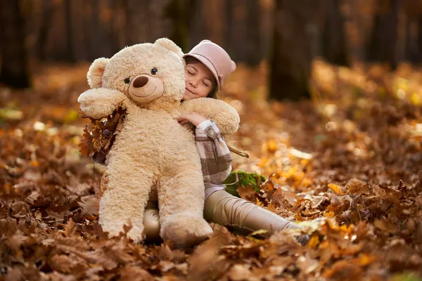 Candid Portrait Young Girl Playing Her Plush Bear Toy Late — Stock Photo, Image