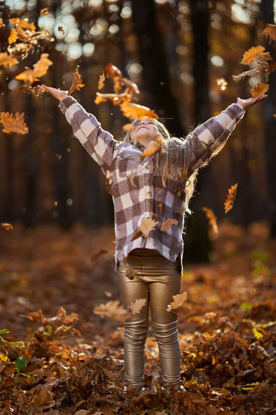 Candid Portrait Young Girl Late November Colorful Oak Forest — Stock Photo, Image