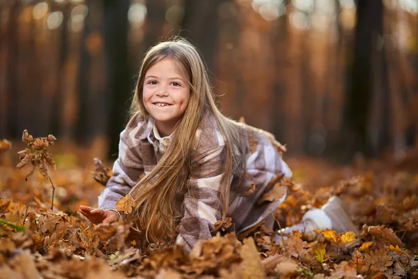 Ukryty Portret Młodej Dziewczyny Pod Koniec Listopada Kolorowym Dębowym Lesie — Zdjęcie stockowe
