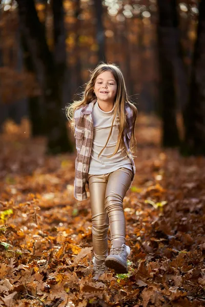 Ärligt Porträtt Ung Flicka Slutet November Den Färgglada Ekskogen — Stockfoto