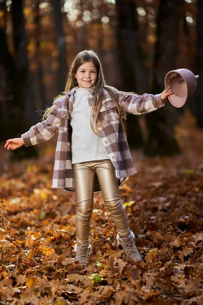 カラフルなオークの森の中で11月下旬に若い女の子の候補肖像画 — ストック写真