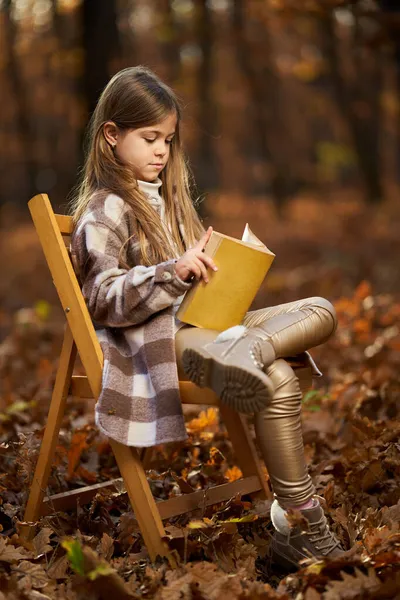 Candid Portrait Young Girl Late November Colorful Oak Forest Reading — Stock Photo, Image