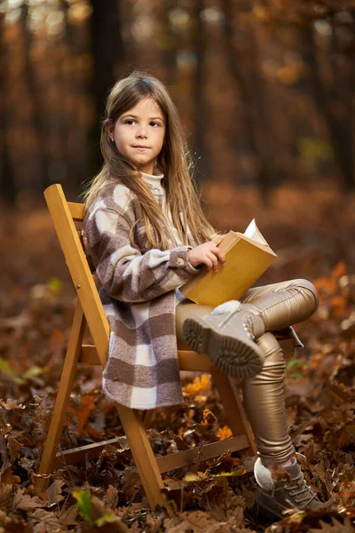 Őszinte Portré Egy Fiatal Lányról November Végén Színes Tölgyerdőben Könyvet — Stock Fotó
