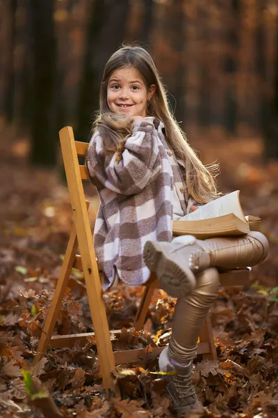 Freimütiges Porträt Eines Jungen Mädchens Ende November Bunten Eichenwald Das — Stockfoto