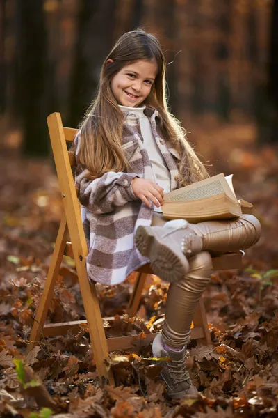 Candid Portrait Young Girl Late November Colorful Oak Forest Reading — Stock Photo, Image