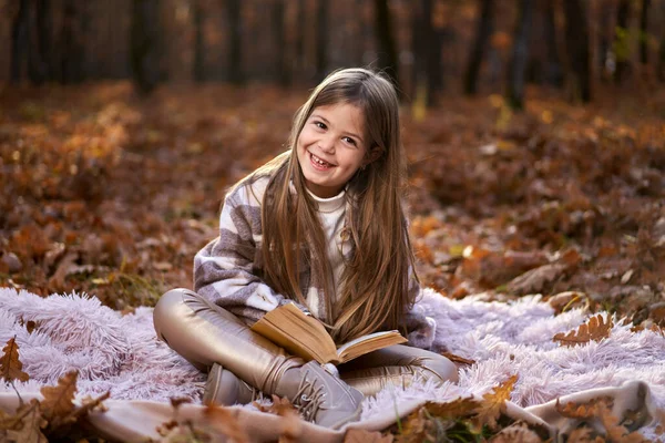 Retrato Franco Una Niña Finales Noviembre Colorido Bosque Robles Leyendo — Foto de Stock