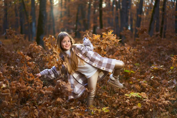 Ritratto Candido Una Giovane Ragazza Fine Novembre Nella Colorata Foresta — Foto Stock