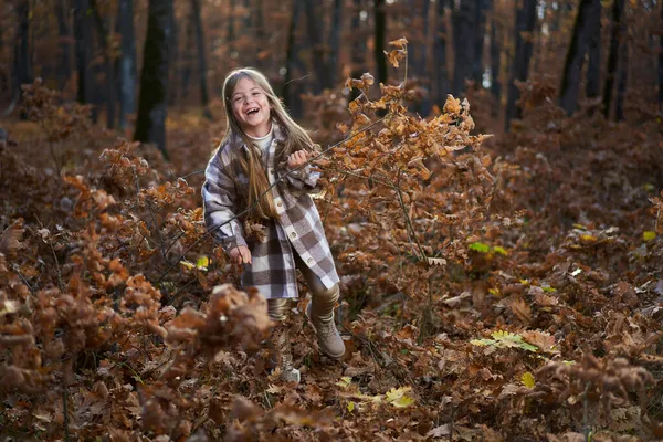 Otevřený Portrét Mladé Dívky Konci Listopadu Barevném Dubovém Lese — Stock fotografie