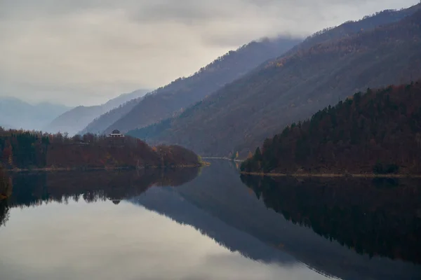 Outono Lago Com Floresta Colorida Refletindo Água Pôr Sol — Fotografia de Stock