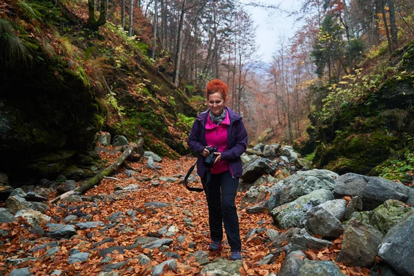 Femme Photographe Voyage Avec Appareil Photo Dans Une Scène Automne — Photo