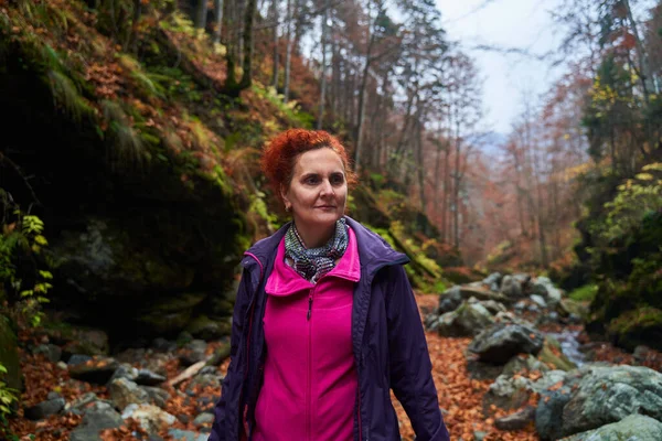 Kadın Fotoğrafçı Kamerasıyla Dağlarda Canlı Bir Sonbahar Sahnesinde — Stok fotoğraf