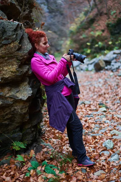 Vrouw Reizen Fotograaf Met Camera Een Levendige Herfst Scène Bergen — Stockfoto