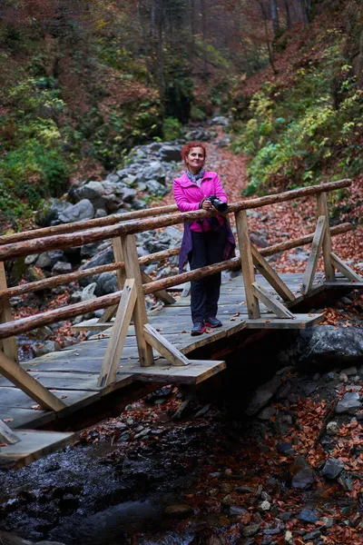 Woman Travel Photographer Camera Bridge River Vibrant Autumn Scene Mountains — Stock Photo, Image