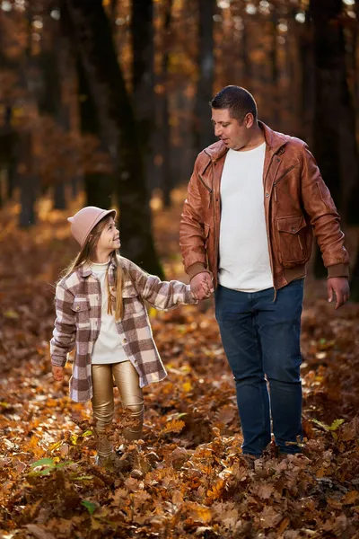 Vader Dochter Hebben Een Leuke Tijd Het Levendige Gekleurde Herfst — Stockfoto