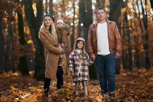 Mladá Rodina Chlapcem Dívkou Podzimním Barevném Dubovém Lese — Stock fotografie