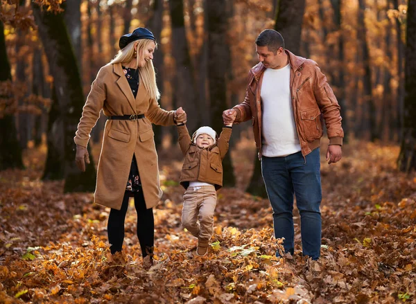森の中で楽しい時間を過ごしている若い家族と彼らの幼児の男の子 秋の時間 — ストック写真