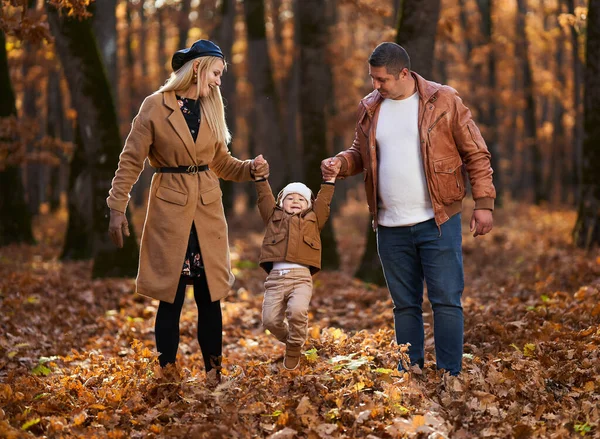 Familia Joven Niño Pequeño Divierten Bosque Otoño —  Fotos de Stock