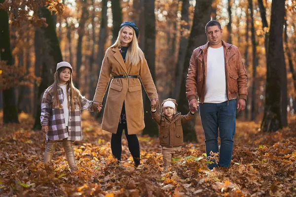 Jonge Familie Met Jongen Meisje Herfst Gekleurde Eiken Bos — Stockfoto