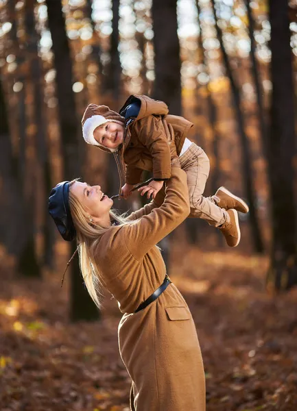 Genç Anne Küçük Oğlu Sonbahar Zamanı Ormanda Iyi Vakit Geçiriyorlar — Stok fotoğraf