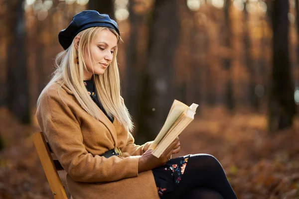 Jovem Mulher Sentada Uma Cadeira Lendo Livro Floresta Horário Outono — Fotografia de Stock