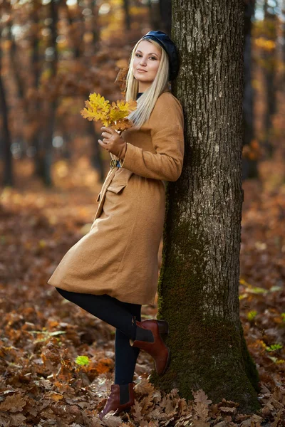 Podzimní Upřímný Portrét Blonďaté Mladé Ženy Kabátě Čepici Pulzujícím Dubovém — Stock fotografie