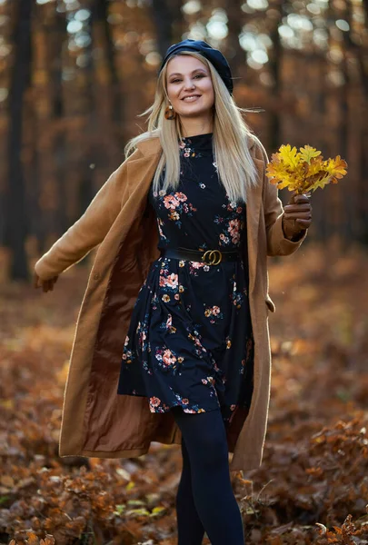 Podzimní Upřímný Portrét Blonďaté Mladé Ženy Kabátě Čepici Pulzujícím Dubovém — Stock fotografie