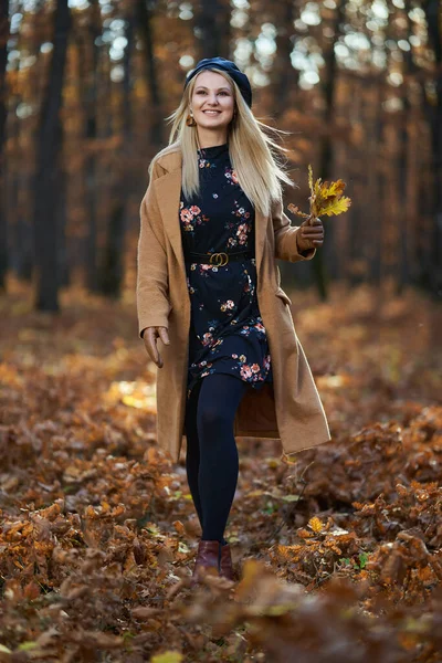 Осенний Откровенный Портрет Блондинки Пальто Кепке Ярком Дубовом Лесу — стоковое фото