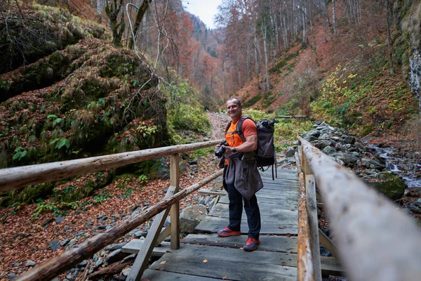 Reisefotograf Einer Wunderschönen Herbstlandschaft Den Bergen — Stockfoto