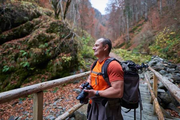 Reisefotograf Einer Wunderschönen Herbstlandschaft Den Bergen — Stockfoto