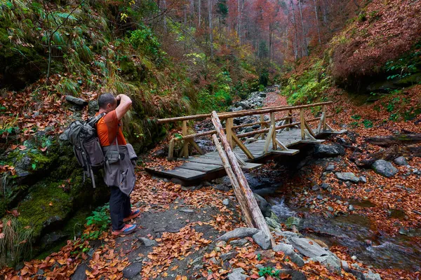 Dağlarda Güzel Bir Sonbahar Sahnesinde Seyahat Fotoğrafçısı — Stok fotoğraf