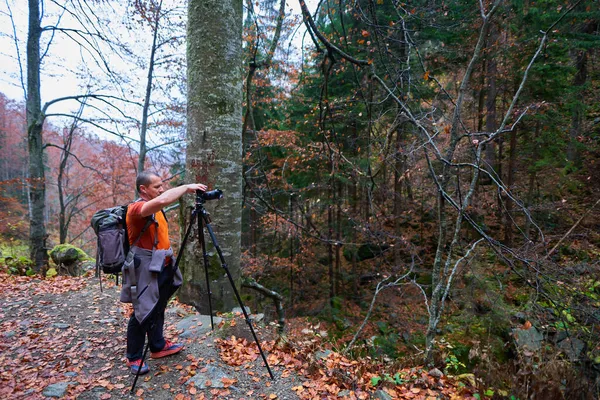 Professioneller Naturfotograf Fotografiert Landschaften Einer Farbenfrohen Herbstlandschaft Den Bergen — Stockfoto
