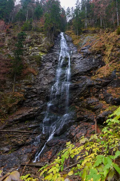 Lebendige Landschaft Mit Wasserfall Den Bergen Herbstliche Farben — Stockfoto