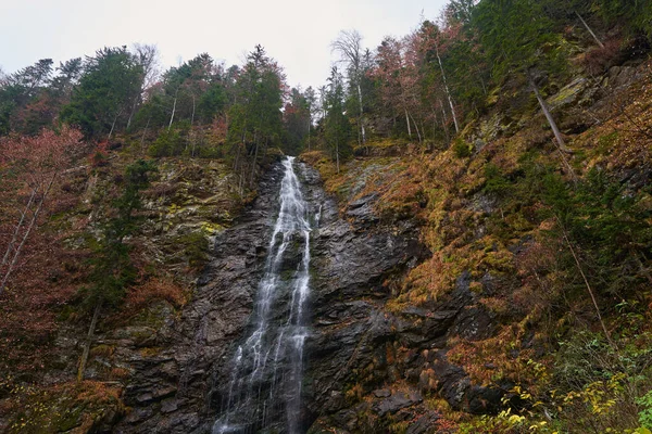 Żywy Krajobraz Wodospadem Górach Jesienne Kolory — Zdjęcie stockowe