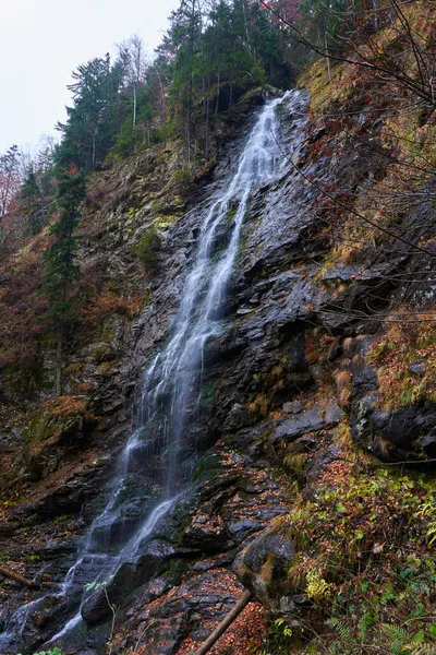 Levendig Landschap Met Waterval Bergen Herfstkleuren — Stockfoto