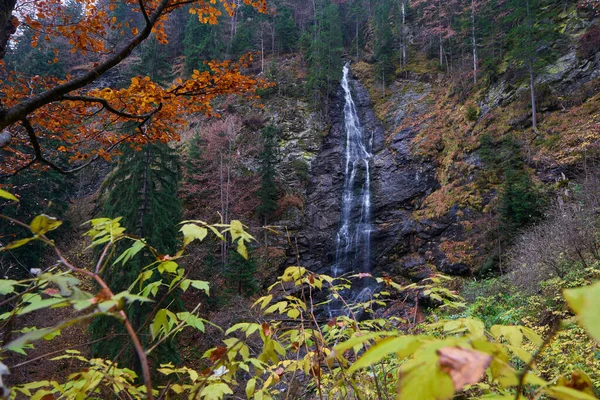Levendig Landschap Met Waterval Bergen Herfstkleuren — Stockfoto